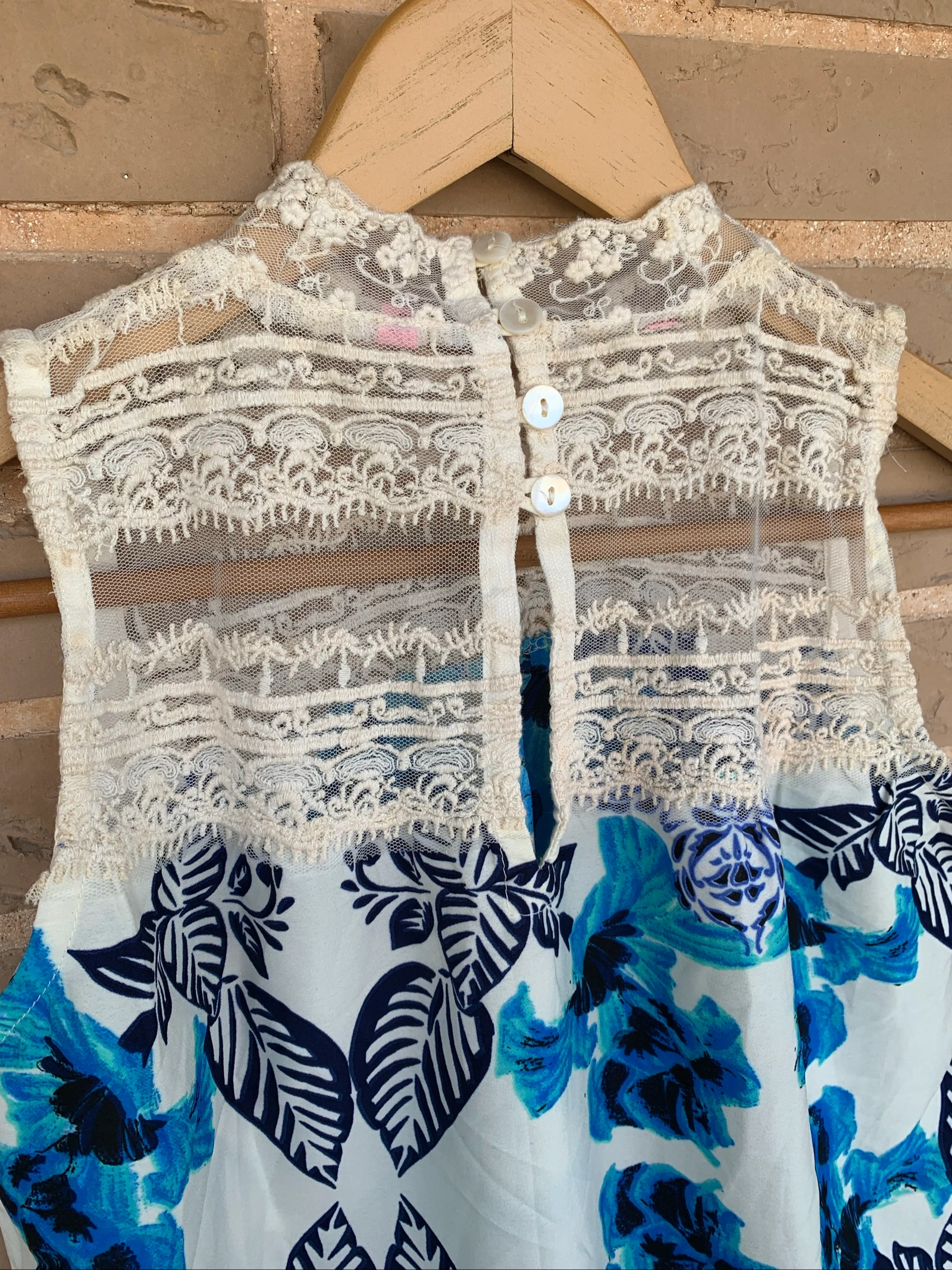 Mouwloze blouse met kant en blauwe print maat S (36) – photo 4